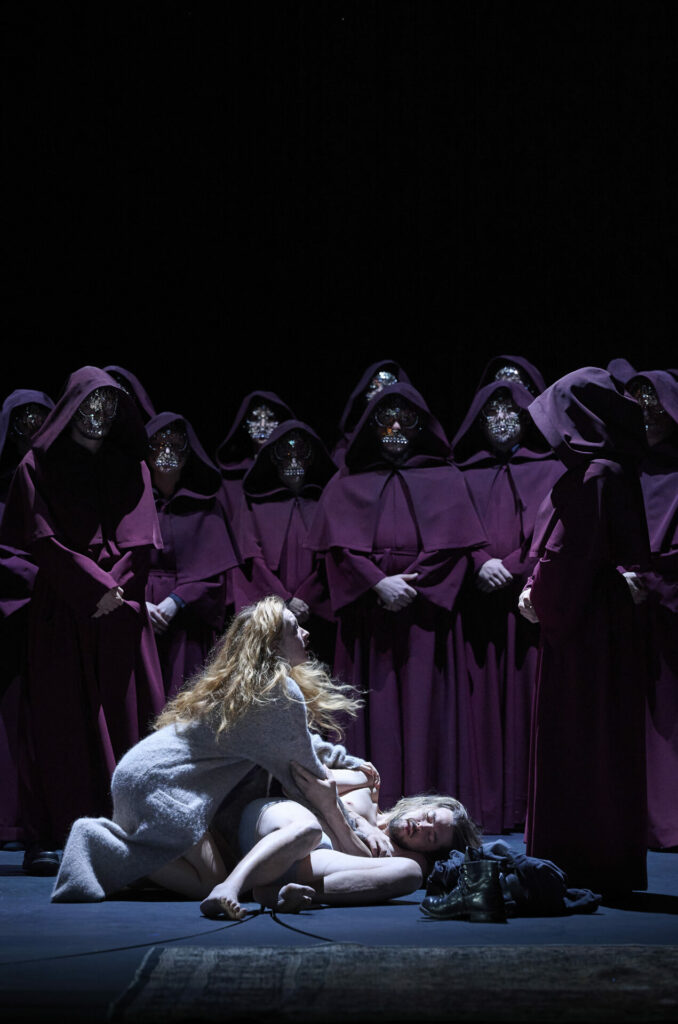 Mondän morbid: Vera-Lotte Boecker, Andrè Schuen und der Arnold Schoenberg Chor. 