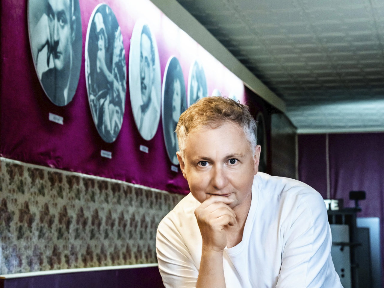  Andy Hallwaxx im mittlerweile geschlossenen Foyer  des Bellaria Kinos in Wien-Neubau.