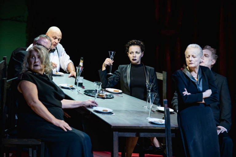 Traute Hoess t „Freispruch" aus „Der deutsche Mittagstisch" am Theater in der Josefstadt.