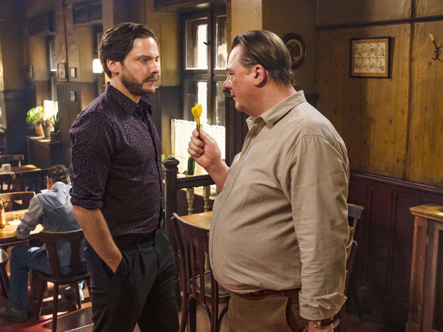 Die Hölle von „Nebenan“. Daniel Brühl in seinem Regiedebüt als Hipster-Filmstar mit Peter Kurth als Wende-Ossi.