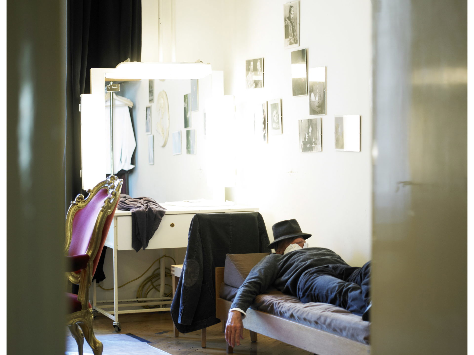 Michael Heltau im Oktober 2013: Der Doyen des Burgtheaters bereitet sich in seiner Garderobe auf den Hochseilakt auf der Bühne vor.