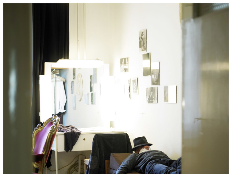 Michael Heltau im Oktober 2013: Der Doyen des Burgtheaters bereitet sich in seiner Garderobe auf den Hochseilakt auf der Bühne vor.