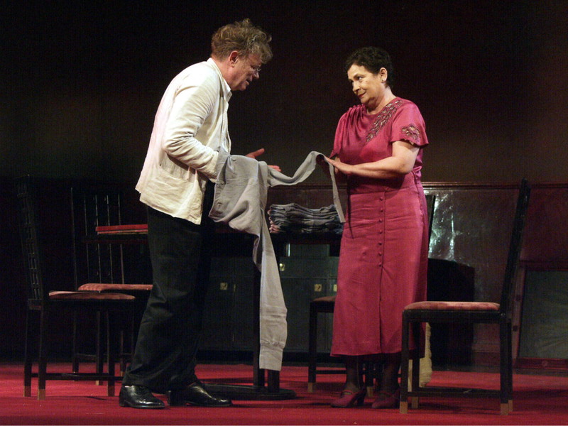 Gert Voss und Kirsten Dene bei der Fotoprobe von „Ritter, Dene, Voss" von Thomas Bernhard im Wiener Akademietheater im Jahr 2004. 
