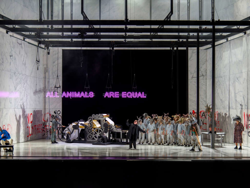Fotos von der Premiere in Amsterdam Anfang März. Elena Vassilieva mithilfe der Druckmaschine wird die Lehre des „Animalismus“ verbreitet. 