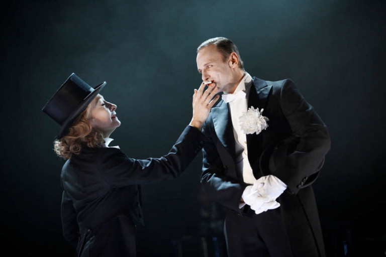 Der einzige Mann. Im Kammerspiele-Erfolgsstück „Engel der Dämmerung. Marlene Dietrich“ spielt Martin Niedermair neben Sona MacDonald alle männlichen Partien. „Bravourös“, wie nicht nur seine Bühnenpartnerin findet. 