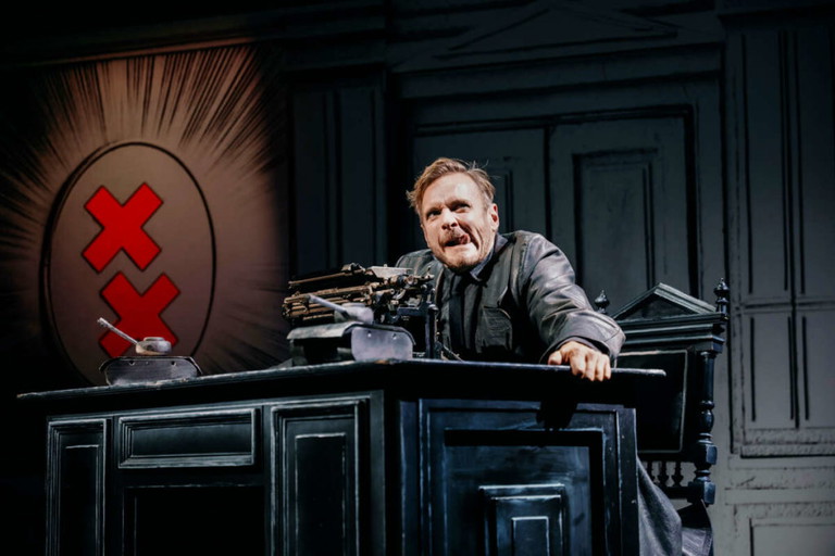 Diabolisch gut. In der Dramatisierung von Charlie Chaplins „Der große Diktator“, die aktuell in den Kammerspielen für ein volles Haus sorgt, spielt Martin Niedermair neben Doktor Garbitsch drei weitere Rollen. 