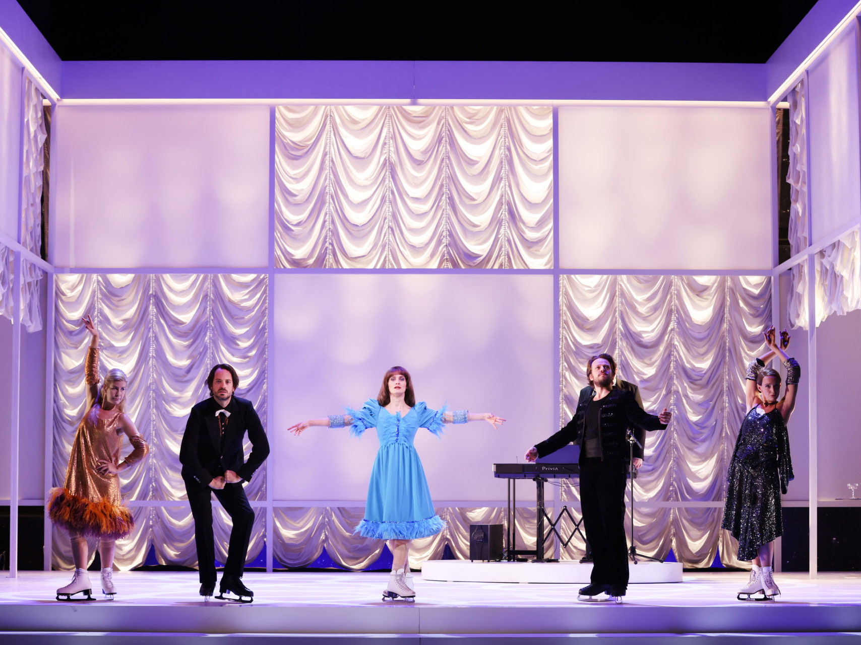 Alexandra Krismer ger (Lewin), Alma Hasun (Kitty), Claudius von Stolzmann (Wronski) und Silvia Meisterle (Anna Karenina)