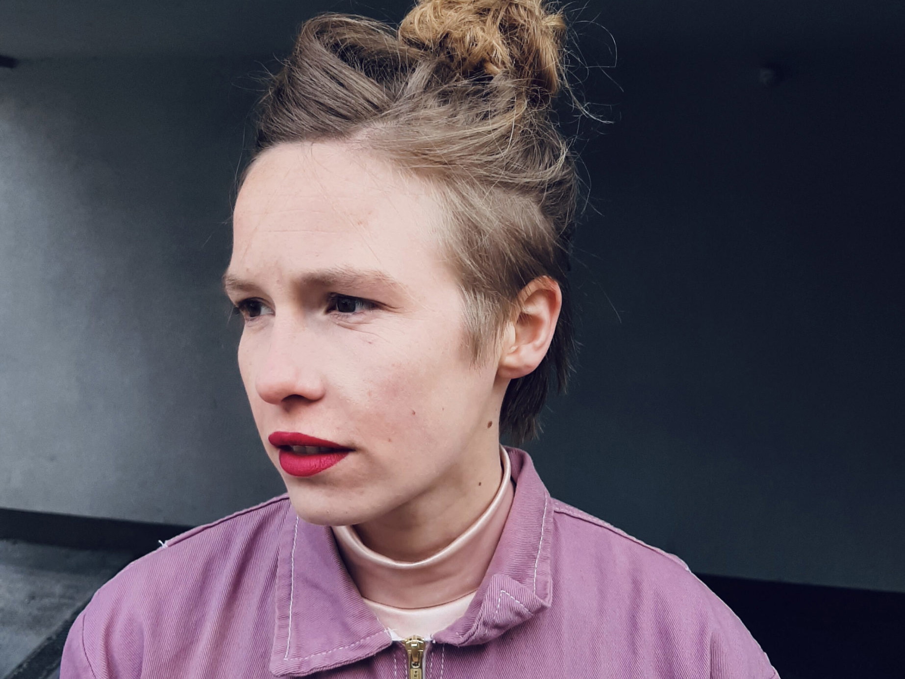 „Was Anna Mabo denkt und dichtet und singt, kommt wie ein Geschoss bei der Hörerin und beim Hörer an", sagt Ernst Molden über die Musik von Anna Mabo. 