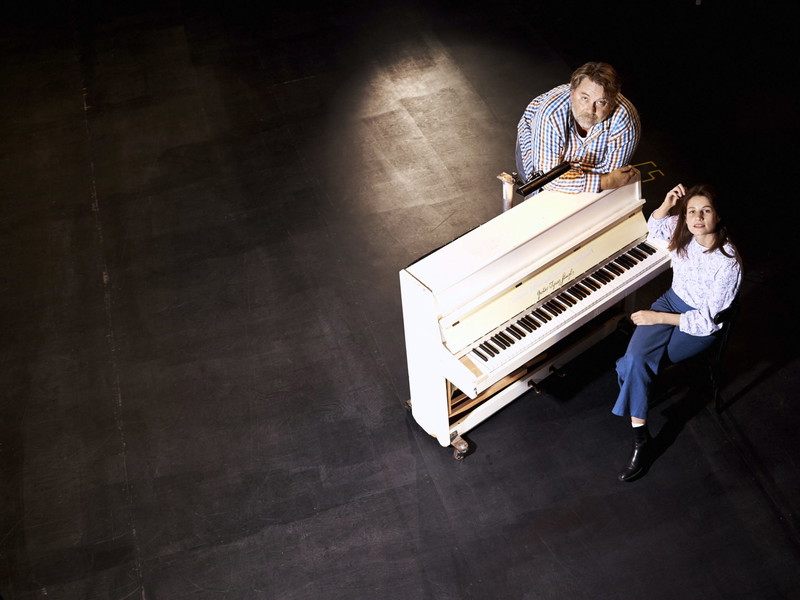 Auf der Probebühne des ­Volkstheaters in der Margaretenstraße in Wien:  Andreas Beck und Anna Rieser. Das Klavier stand zufällig auf der Bühne.