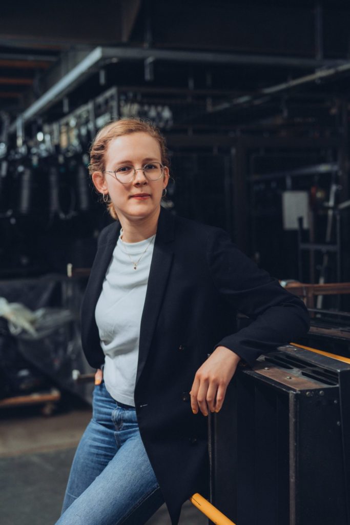 Die junge Regisseurin Anne Mulleners hat für die deutschsprachige Erstaufführung von „Zitronen Zitronen Zitronen" mit dem Filmemacher Thomas Achitz zusammengearbeitet. 