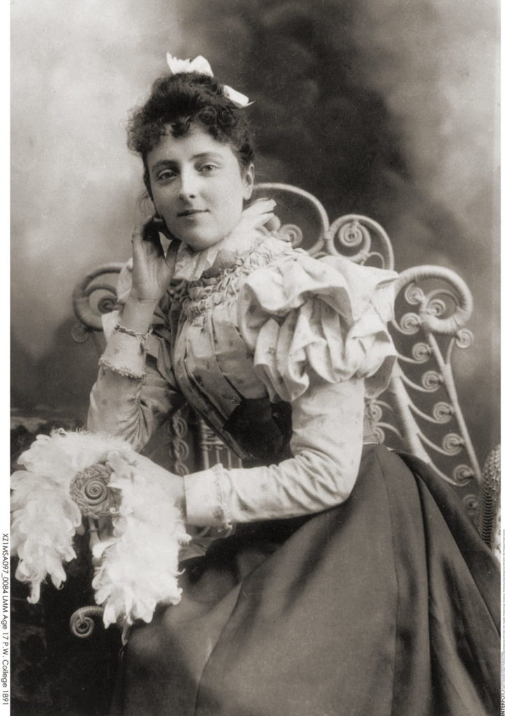 Lucy Maud 
Montgomery, 1874 auf Prince ­Edward Island, Kanada, geboren, verfasste 450 Geschichten und 500 Kurzgeschichten.