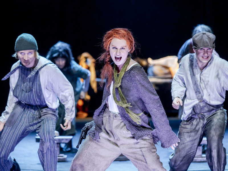 Alexander Findewirth als Nummer 13, Victoria Hauer als Anne und Maximilian Vogel als Nummer 27 in „Anne of Green Gables" im Theater der Jugend. 