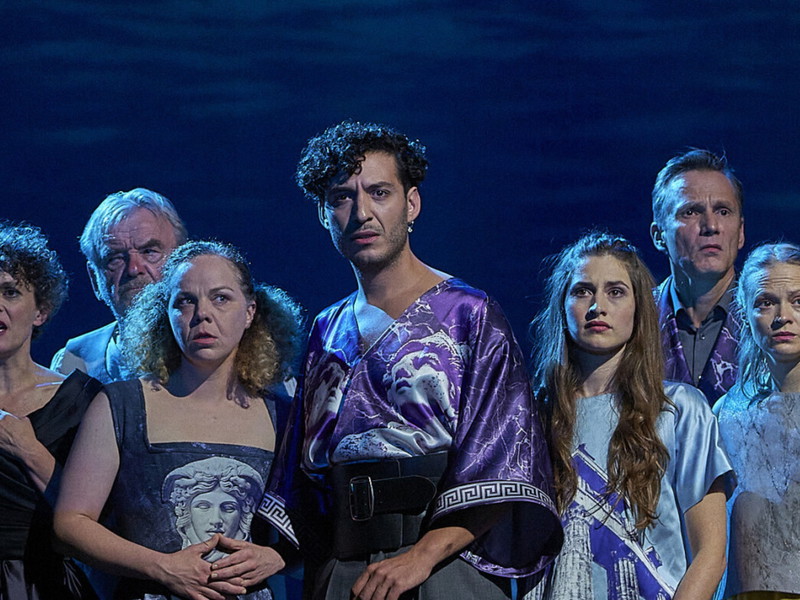Thomas Köck adaptierte Sophokles Original für „Antigone, ein Requiem“ am Burgtheater.