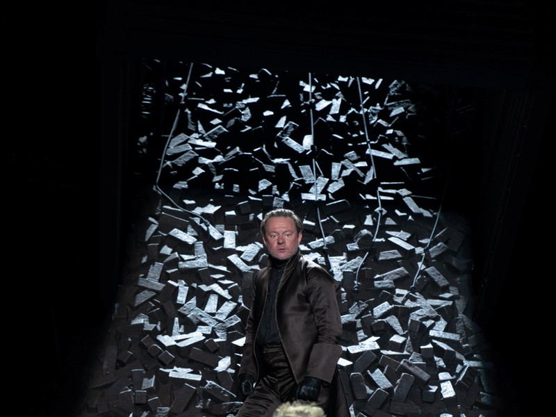 Hacker, Pätzold und Ensemble spielten auf dem beeindruckend-steilen Bühnenbild von Annette Murschetz.