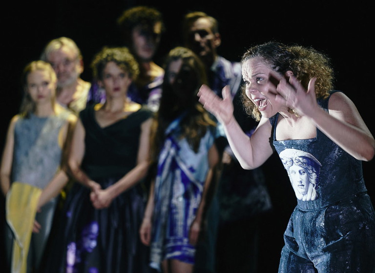 Sarah Viktoria Frick, dahinter das Ensemble von „antigone. ein requiem“ von Thomas Köck: Mavie Hörbiger, Branko Samarovski, Dorothee Hartinger, Mehmet Ateşçi, Deleila Piasko, Markus Scheumann