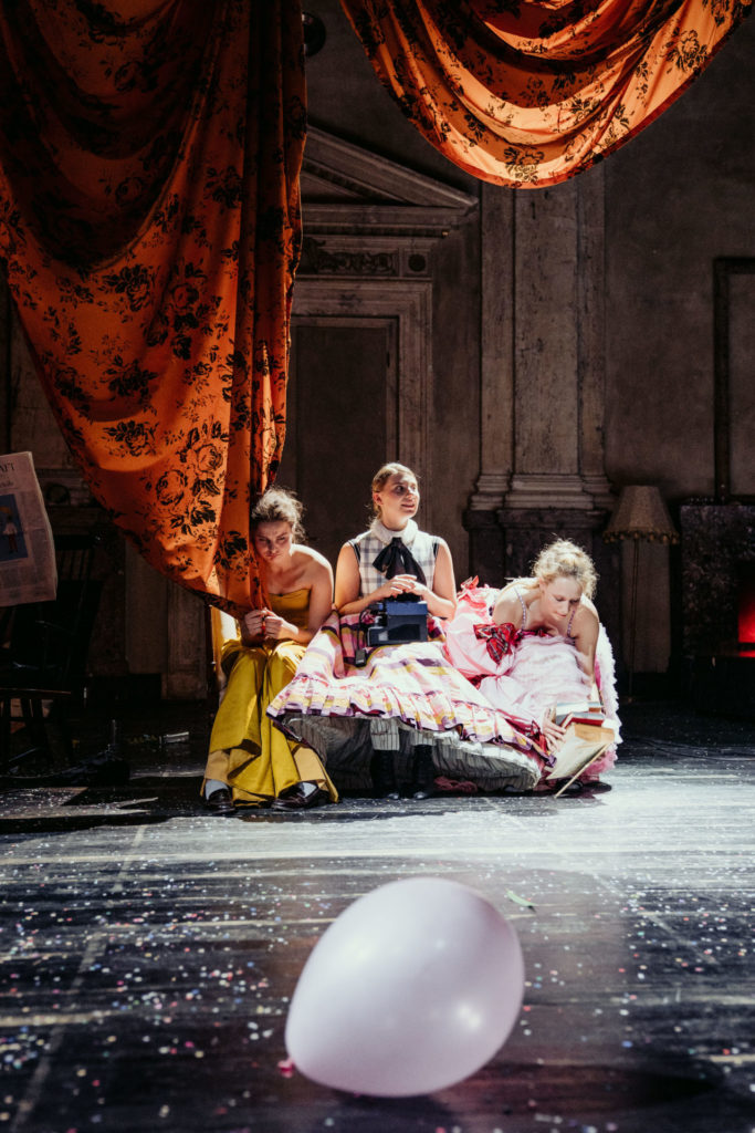 Caroline Baas, Johanna Mahaffy, Lili Winderlich in einer Szene von "Stolz und Vorurteil" im Kasino.