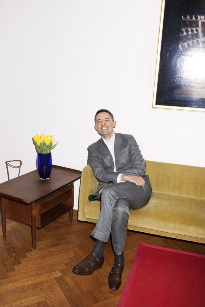 Auf der Couch. Dieses Sofa ­befindet sich im Gang vor dem Büro des Staatsoperndirektors. Besucher*innen können hier auf ihren Termin warten.