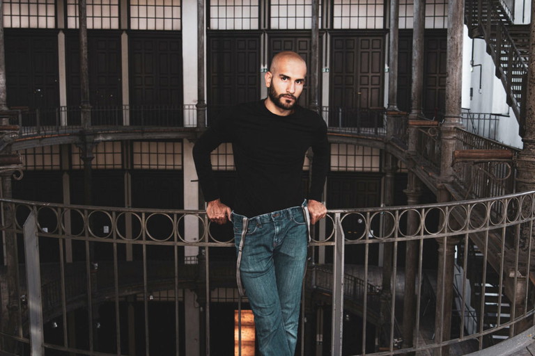 Im Alter von 12 Jahren begann Alireza Daryanavard als Schauspieler zu arbeiten.  Für sein Stück „Blutiger Sommer“ wurde er für den Nestroy-Theaterpreis 2020 als Autor und Regisseur in Kategorie bester männlicher Nachwuchskünstler nominiert. 