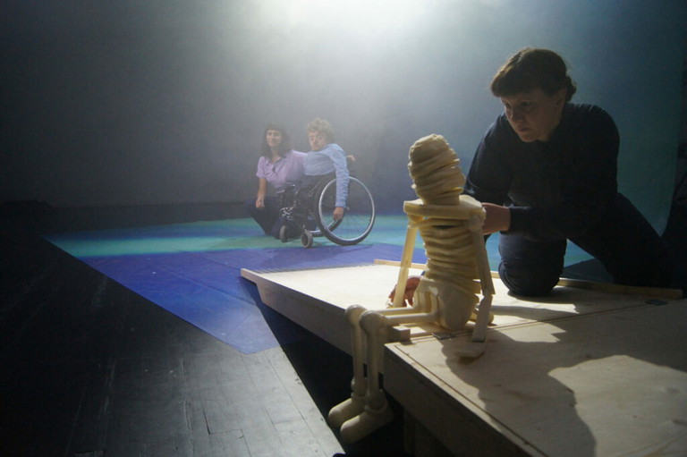 Die Schauspielerin und Puppenspielerin Katharina Halus  gehört auch zum Ensemble der Koproduktion. 