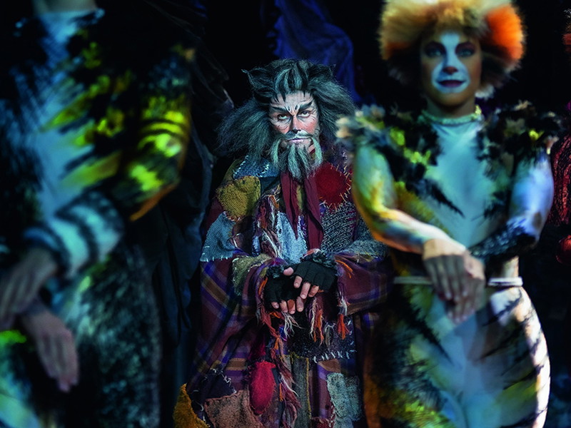 Felix Martin und Barbara Obermeier in „Cats“.