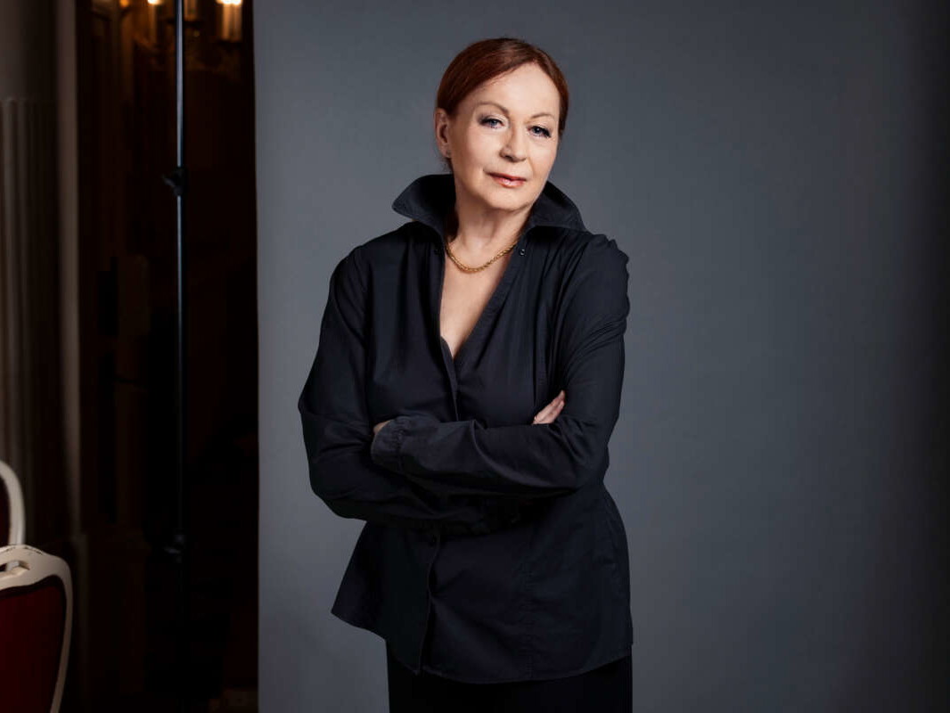 Eleganz und Anstand. Schwarzes Outfit und ihr berühmtes tizianrotes Haar. Damit – und mit ihrer politischen Haltung – begeisterte sie schon Giorgio Strehler. 