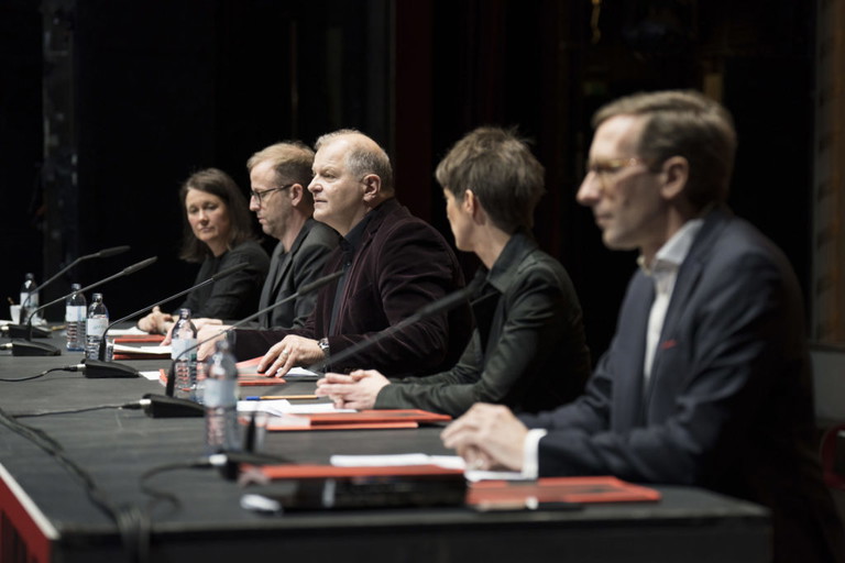Anja Sczilinski, Andreas Karlaganis, Martin Kušej, Sabine Rüter und Robert Beutler bei der Pressekonferenz zur Spielzeit 2023/24.