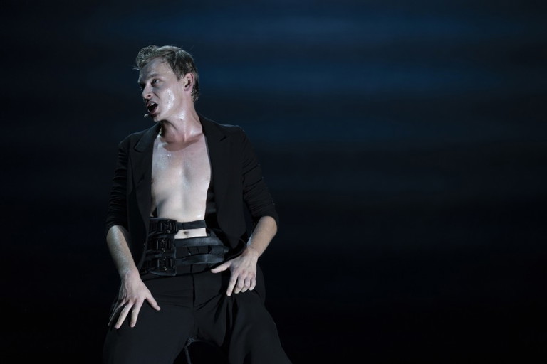 Für seine Darstellung des Dionysos in Ulrich Rasches Inszenierung am Burgtheater, wurde Franz Pätzold mit dem Nestroy 2020 ausgezeichnet. 