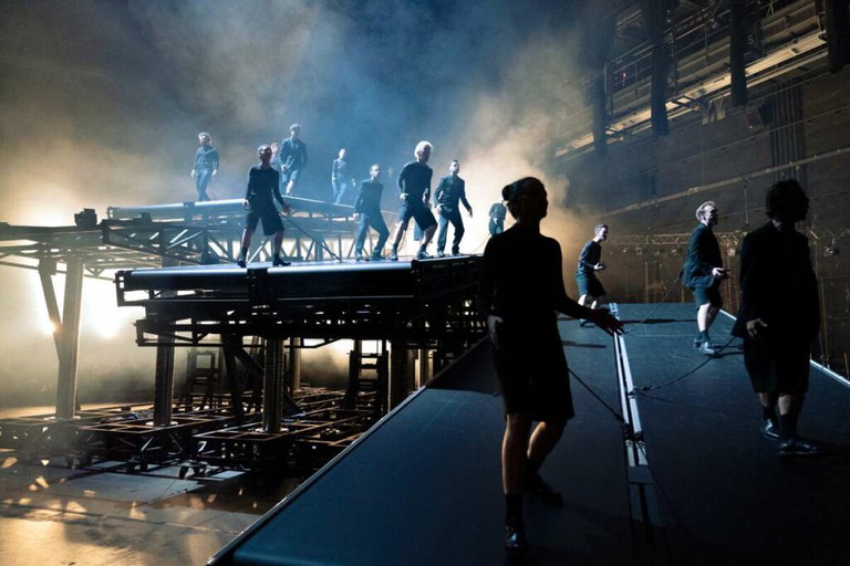 Im Bann der Bakchen. 2019 sorgte Ulrich Rasche mit seiner monumentalen Inszenierung von Euripides’ „Bakchen“ im Burgtheater für Aufsehen. 