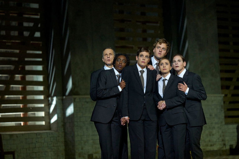 Markus Scheumann, Stacyian Jackson, Katharina Lorenz, Jan Bülow, Annamária Láng, Bibiana Beglau in „Der Untergang des Hauses Usher".