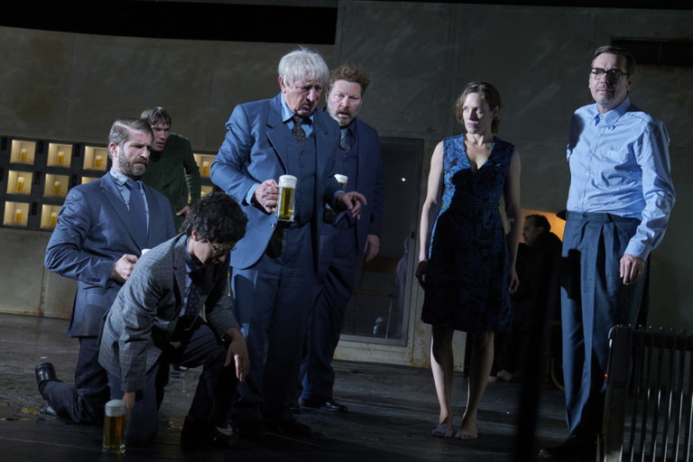 Anna Gmeyners selten gespieltes Stück „Automatenbüfett“ inszeniert 
Barbara Frey mit u. a. Michael Maertens, Maria Happel und Katharina Lorenz.