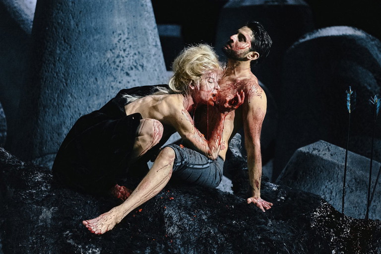 Bibiana Beglau und Bardo Böhlefeld in „Die Hermannsschlacht" am Burgtheater.