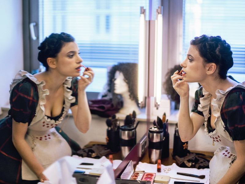 Musical-Star Juliette Khalil bereitet sich in der Garderobe vor.