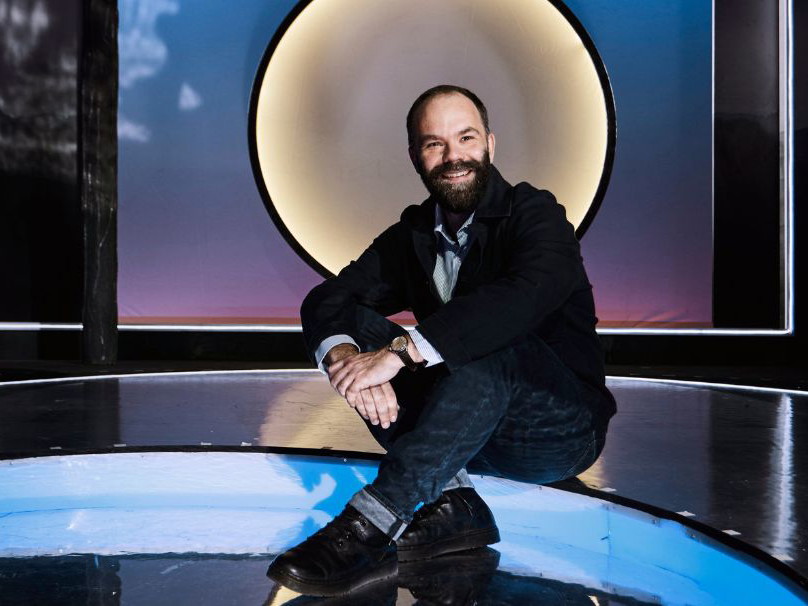 Das Mittelalter in neuem Licht. Für das Fotoshooting mit der BÜHNE durften wir Regisseur Michael Schachermaier auf der leuchtenden Bühne des Theater im Zentrum fotografieren.