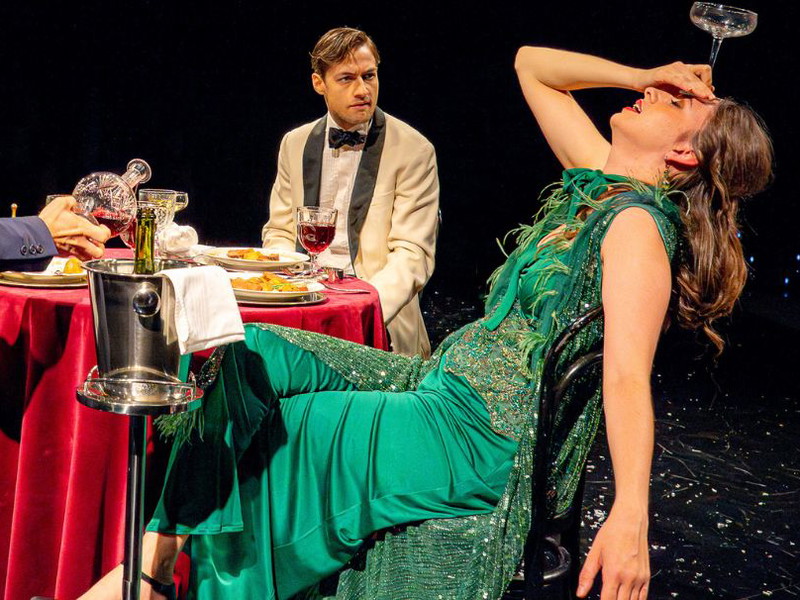 Lassen in „Anatol" in Reichenau die Korken knallen: Paula Nocker, daneben AntoN Widauer.