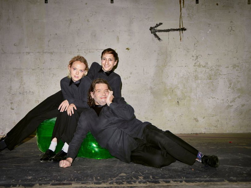 Wir sind Hamlet. In Karin Henkels Inszenierung des Shakespeare-Klassikers verkörpern fünf Spieler*innen die titelgebende Hauptfigur. Mit drei davon waren wir auf der Unterbühne und im Lüftungskanal des Burgtheaters unterwegs.