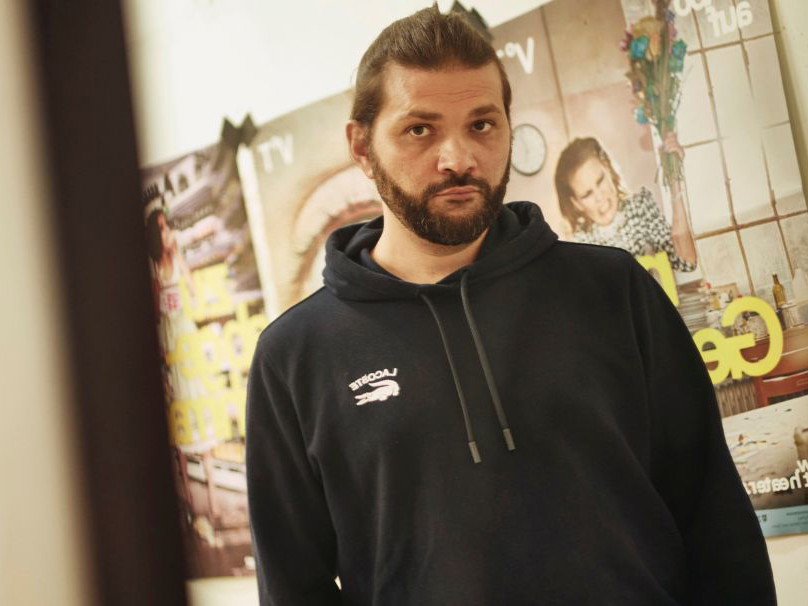 Alexander Kerlin ist Leitender Dramaturg am Volkstheater. Zuvor arbeitete er als Dramaturg am Burgtheater und am Theater Dortmund, wo seine Zusammenarbeit mit Kay Voges begann. „Bullet Time“ ist seine zweite Arbeit als Dramatiker.