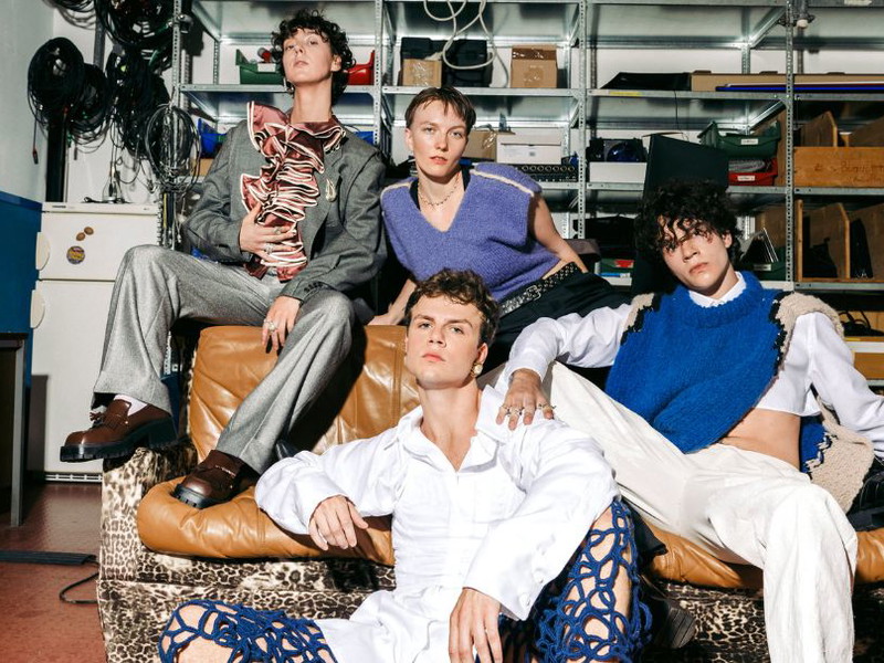 Am Beginn einer Karriere. In der Beleuchtungswerkstätte des Renaissancetheaters: Una Nowak (hinten li.) spielt Twinkle, Olivia Marie Purka (hinten re.) stellt Isilda dar, Paul Winkler (vorne li.) verkörpert Shawn, Mino Dreier (vorne re.) schlüpft in die Rolle von Malte.