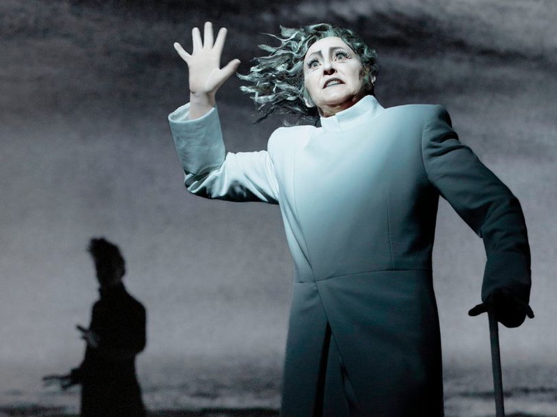 Erbitterter Kampf mit dem weißen Wal. In „Moby Dick“ stellt Rosa Enskat – eine von Robert  Wilsons Lieblingsschauspielerinnen – Kapitän Ahab dar. Im September war sie auch im Wiener Akademietheater  in „Der eingebildete Kranke“ als Titelrollen-Einspringerin für die tatsächlich erkrankte Regina Fritsch zu sehen.
