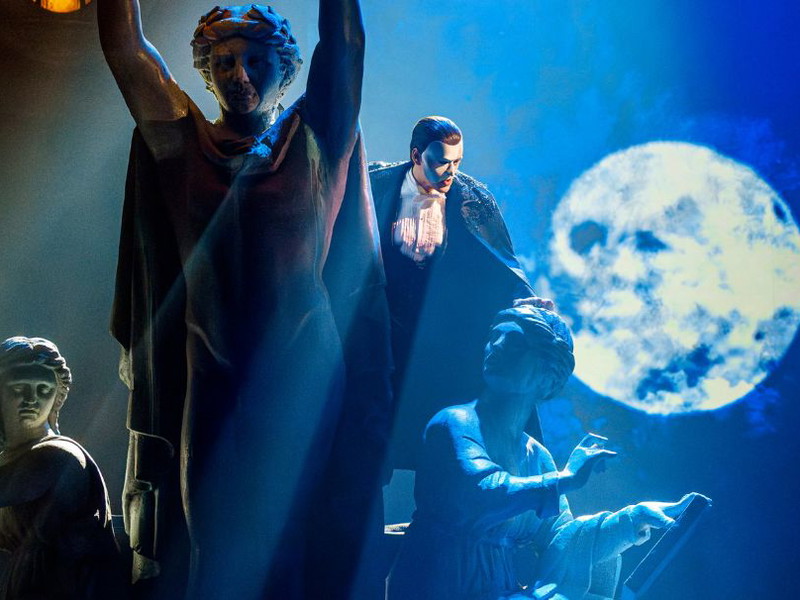 Mysteriöser Maskenmann. In der Unterwelt der Pariser Oper fristet das Phantom – im Bild Anton Zetterholm – ein dunkles Dasein. Hier frönt er seiner Obsession für Christine Daaé, komponiert und sinnt auf Rache.