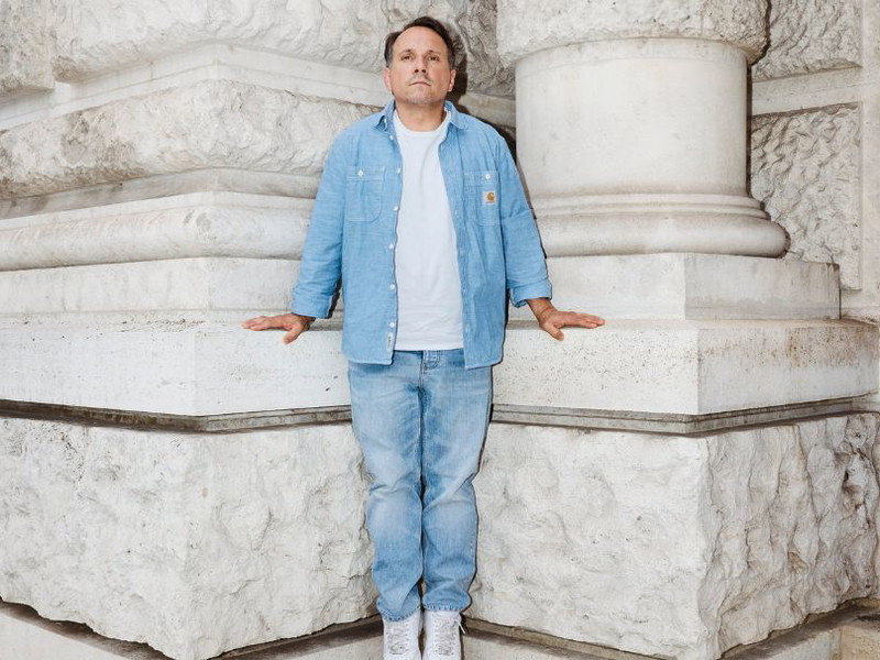 Am Burgtheater rumhängen. Aus seiner Zeit als Billeteur kennt der Schauspieler Stefko Hanushevsky das Burgtheater bereits ein wenig und weiß auch, wie emotional aufgeladen das Theater in Wien ist.
