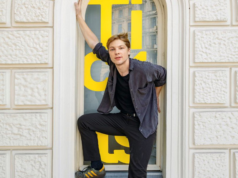 Fabian Reichenbach sammelte erste Theatererfahrungen in der freien Szene in Leipzig, begann Soziale Arbeit zu studieren und entschied sich dann doch für das Theater. In der Saison 2023/24 ab- solvierte er am Volkstheater ein Studiojahr in Kooperation mit der Kunstuni Graz. Seit dieser Spielzeit ist Fabian Reichenbach festes Ensemblemitglied.