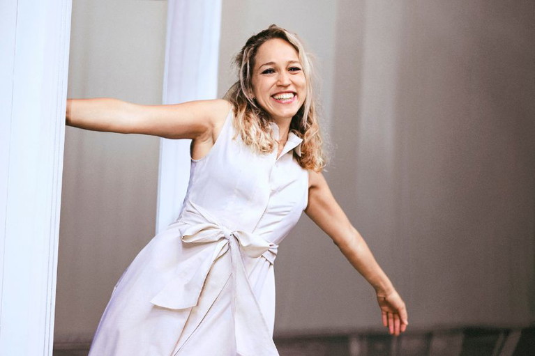 Ihr Bühnendebüt gab die Sängerin im Alter von zehn Jahren als Brigitta von Trapp im Musical „The Sound of Music“ an der Volksoper. In „Rock Me Amadeus“ ist sie Isabella – Ehefrau von Hans Hölzel.