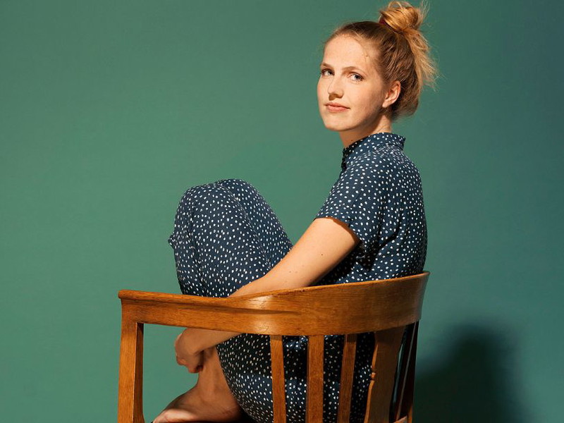 Mechthild Harnischmacher ist Regisseurin und Hotelfachfrau. Sie wuchs in Bayern auf, initiierte Kindertheater- Projekte in Tansania und begann während ihres geisteswissenschaftlichen Studiums als Regieassistentin am Residenztheater und später am Burgtheater zu arbeiten. Sie inszenierte unter anderem am Burgtheater, am Landestheater in Linz und am Landestheater Niederösterreich.