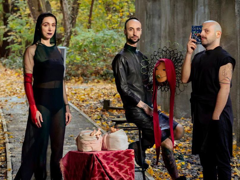 Transdisziplinär und auf Augenhöhe. Fronte Vacuo (Margherita Pevere, Marco Donnarumma und Andrea Familari) arbeiten an der Schnittstelle von Theater, bildender Kunst, Musik und Technologie. „[6XXX6], Six Movements for Six Spaces“ heißt ihre Reihe für das Volkstheater.
