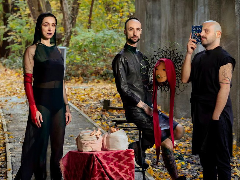Transdisziplinär und auf Augenhöhe. Fronte Vacuo (Margherita Pevere, Marco Donnarumma und Andrea Familari) arbeiten an der Schnittstelle von Theater, bildender Kunst, Musik und Technologie. „[6XXX6], Six Movements for Six Spaces“ heißt ihre Reihe für das Volkstheater.