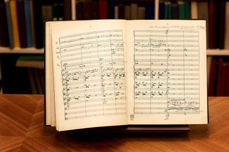 Richard Wagners Anweisungen. Der legendäre Dirigent Hans Richter hat das Werk 1875 einstudiert. Wagner war selbst anwesend und hat Richter Anweisungen gegeben, wie das Stück zu spielen ist. Die Handschrift und die blauen Striche stammen von Richter.