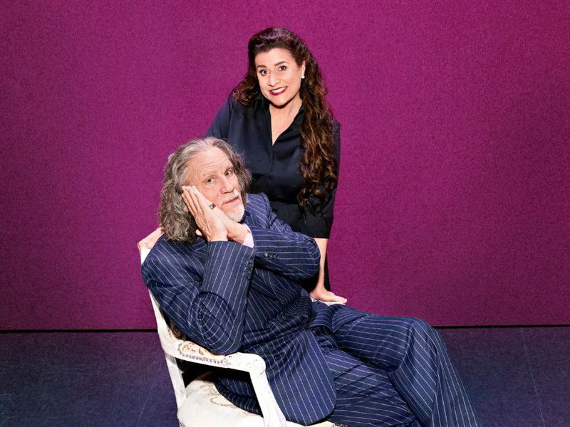 John Malkovich und Cecilia Bartoli.  Dieses Foto entstand auf der Bühne der Oper in Monte Carlo kurz nach der Generalprobe des Farinelli-Stücks „Their Master’s Voice“. Der Hintergrund ist eine LED-Wand.