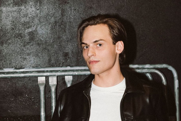 Moritz Mausser. Noch während des Studiums an der MUK sprang er 2022 bei den Workshops zum „Falco-Musical“ gesanglich ein und zeigte sich dermaßen talentiert, dass er die Hauptrolle bekam.
