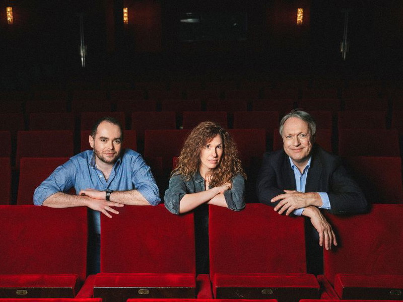 Erfolgs-Trio Lotte de Beer (Mi.), Direktorin und Regisseurin, mit ihrem Musikdirektor Ben Glassberg (li.) und Christoph Ladstätter (re.), Geschäftsführer der Wiener Volksoper.
