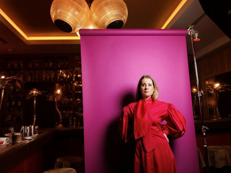Malin Byström wird die Elsa singen. Die schwedische Sopranistin, hier beim BÜHNE-Fotoshooting in München in der für uns geräumten Bar des 25hours Hotel in München.